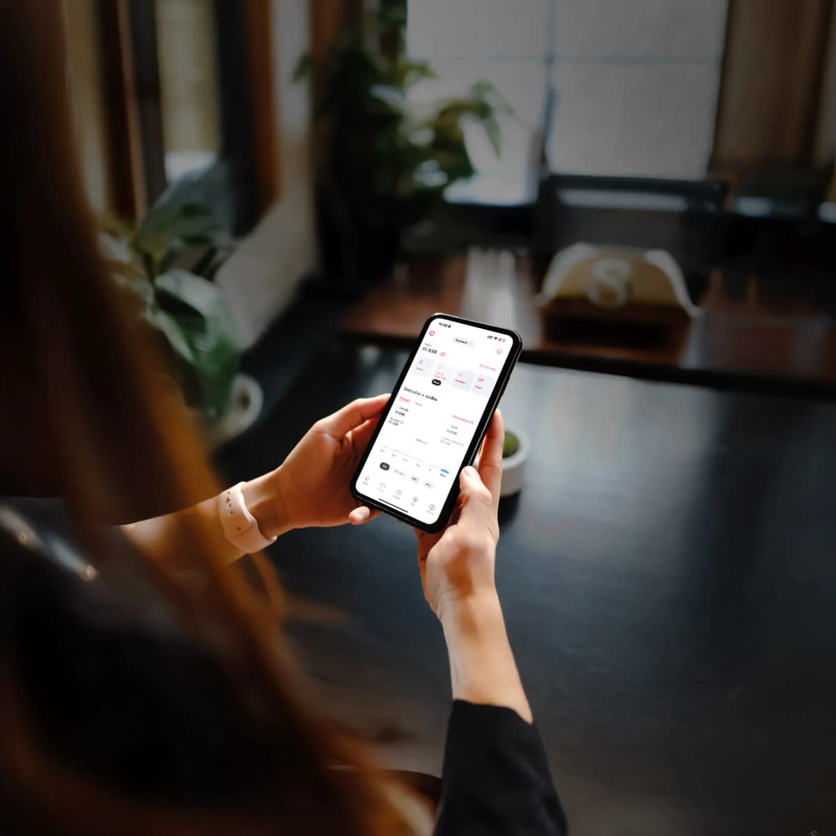 Empreendedora utilizando o aplicativo da Cora com funcionalidades da empresa
