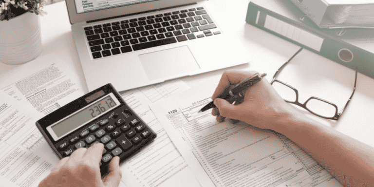mão de um microempreendedor individual fazendo cálculos