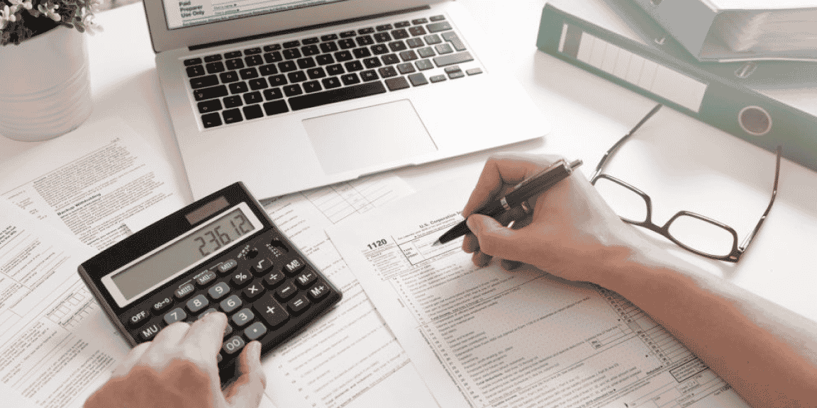 mão de um microempreendedor individual fazendo cálculos