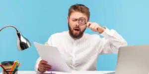 homem pesquisando como calcular pagamento