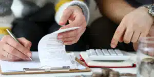 pessoas pagando impostos
