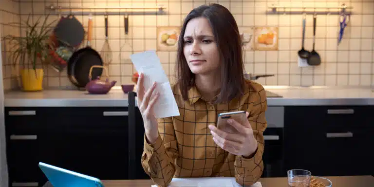 mulher com dúvida sobre estorno de cartao de credito