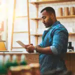 empreendedor olhando para o tablet planejando vendas pela internet