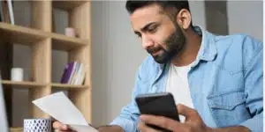 homem calculando o salário do mês