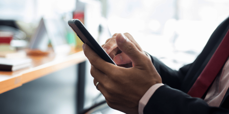 Empreendedor está aprendendo sobre como abrir conta corrente de pessoa jurídica pela internet.