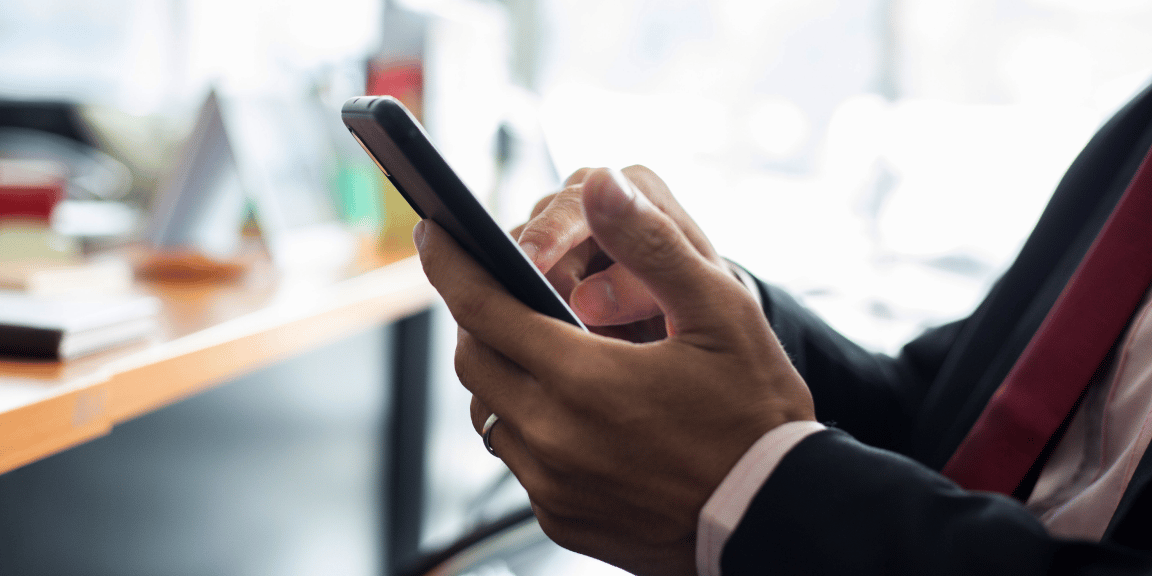 Empreendedor está aprendendo sobre como abrir conta corrente de pessoa jurídica pela internet.