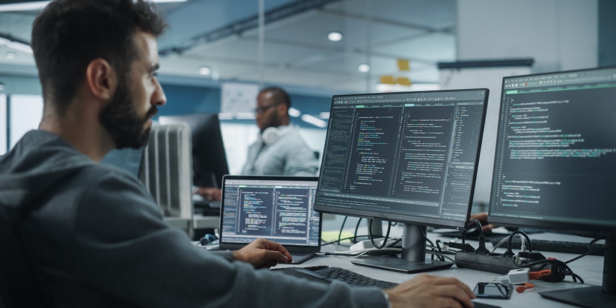 Empreendedores trabalhando em seu escritório após entender como abrir uma empresa de tecnologia da informação e abrir o seu negócio.