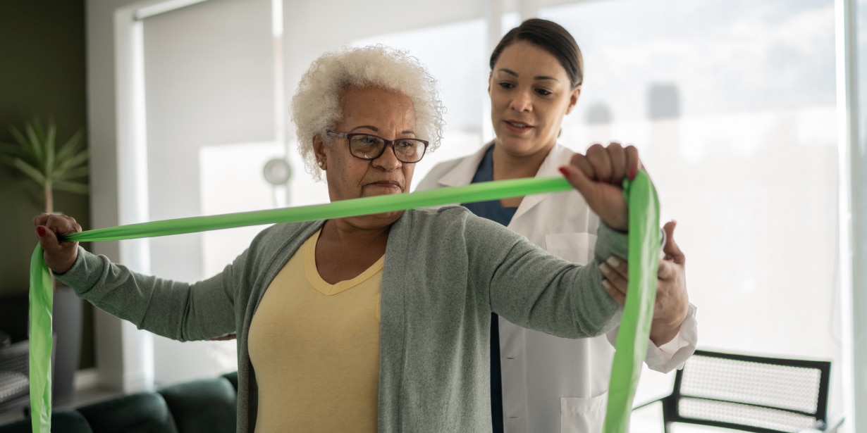 Profissional da área da saúde atende em seu local de trabalho após entender como montar uma clínica de fisioterapia.