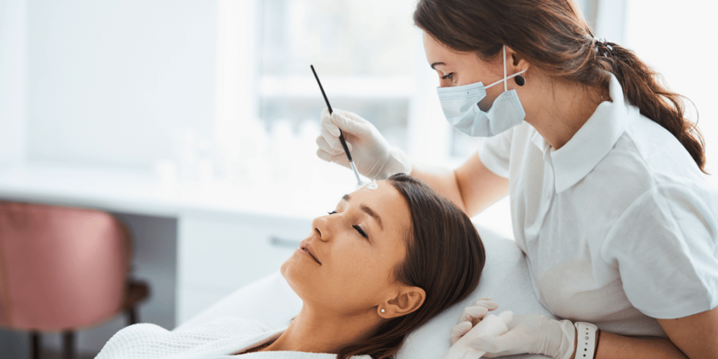 Profissional da área da beleza trabalhando em sua empresa. Saiba como montar uma clínica estética.
