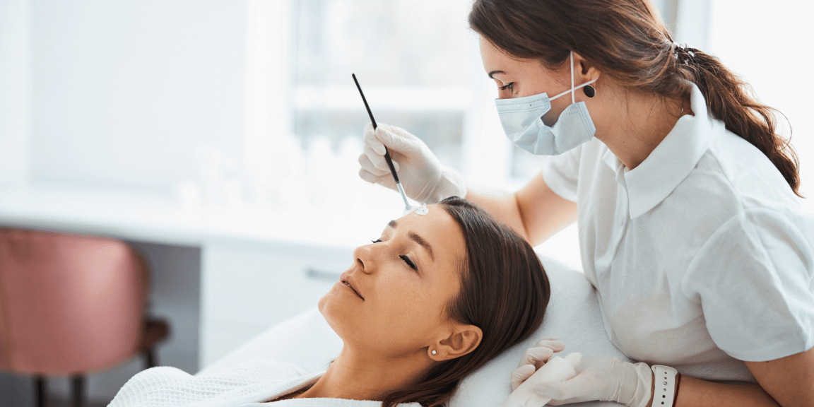 Profissional da área da beleza trabalhando em sua empresa. Saiba como montar uma clínica estética.