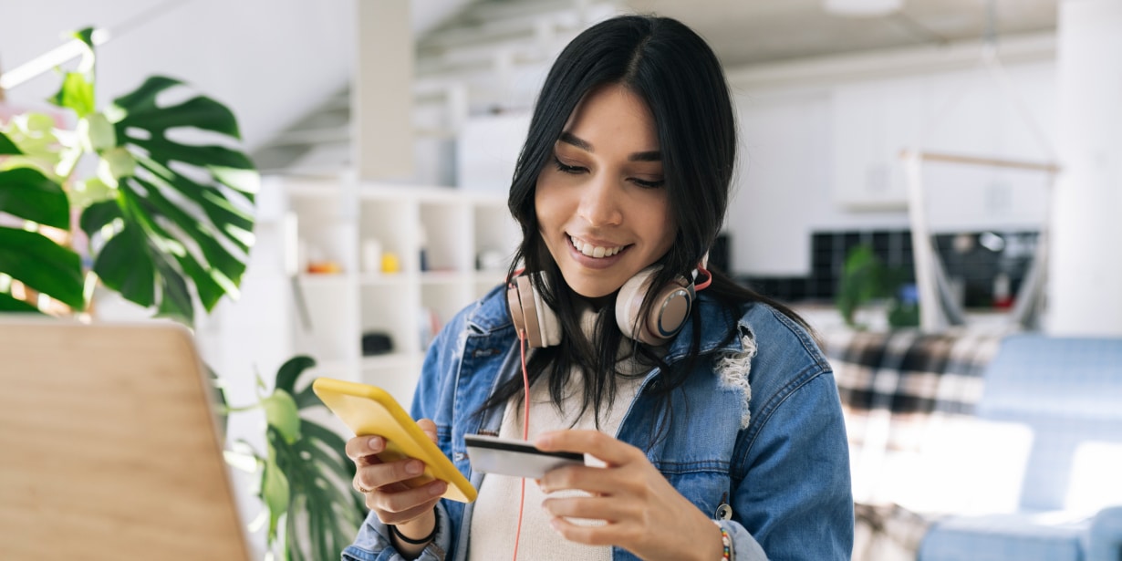 Empreendedora está utilizando o seu limite disponível para fazer compras após conseguir abir uma conta pj com cartão de crédito.