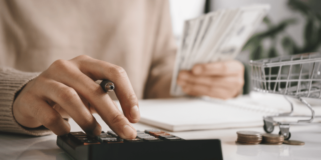 mulher empreendedora calculando quanto irá gastar