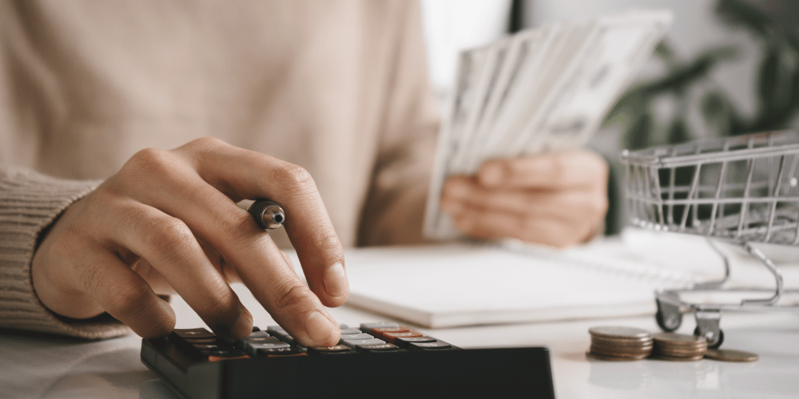 mulher empreendedora calculando quanto irá gastar