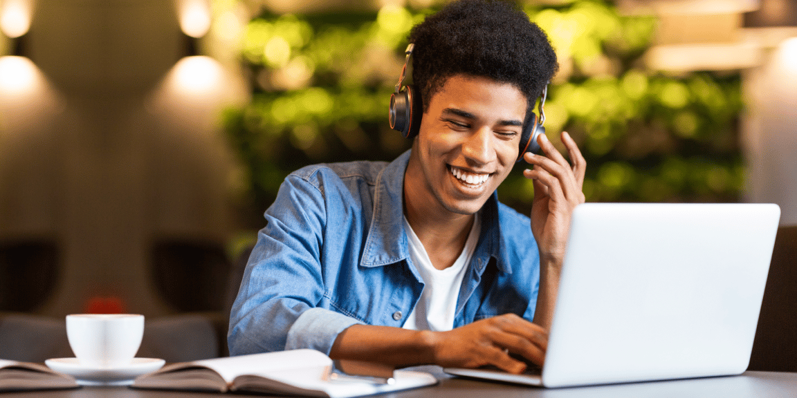 Aluno assistindo sua aula com transmissão ao vivo. Aprenda como receber pagamentos de cursos online.