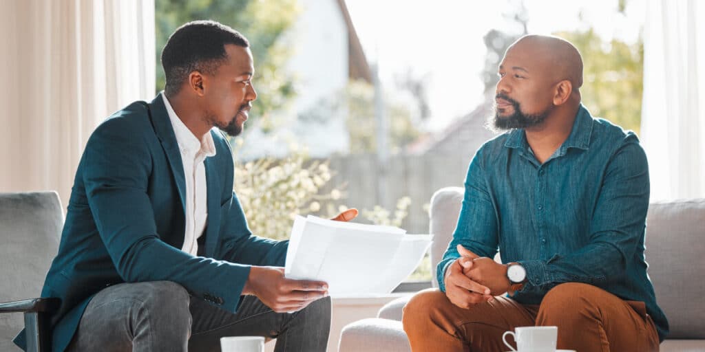 Empresário conversando com o seu contador, após aprender como escolher um bom contador.