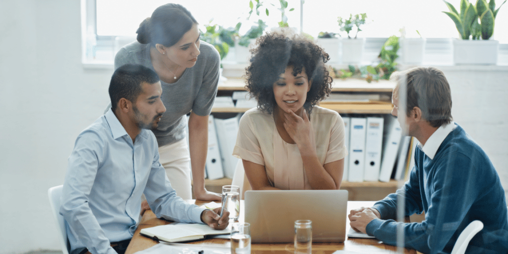 Pessoas empreendedoras conversando no escritório da empresa após abrirem conta pj para sócios.