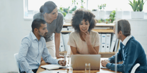 Pessoas empreendedoras conversando no escritório da empresa após abrirem conta pj para sócios.