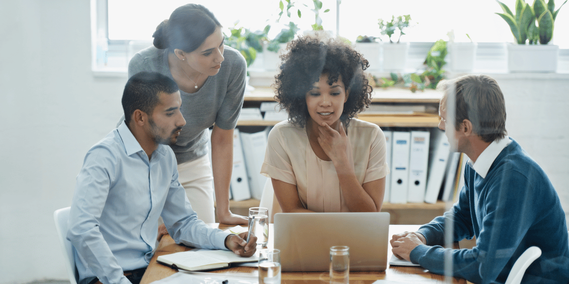 Pessoas empreendedoras conversando no escritório da empresa após abrirem conta pj para sócios.