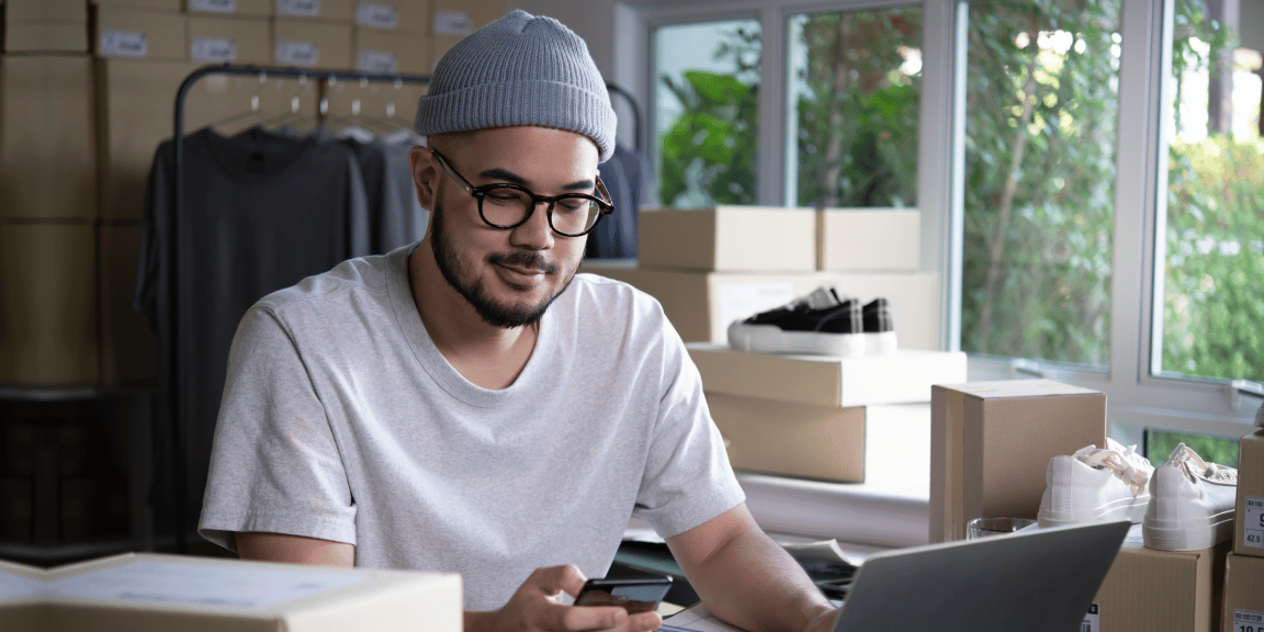 Profissional que resolveu abrir sua própria empresa e hoje entende a diferença entre empreendedor e empresário, por ocupar ambas as funções, está em seu escritório trabalhando.