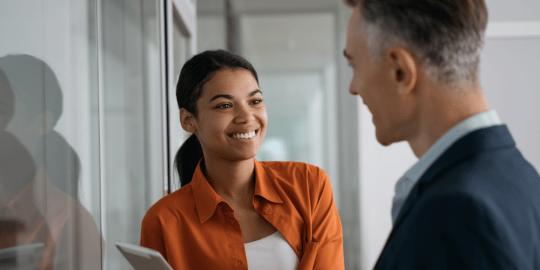 Sócio proprietário conversando com a nova sócia da sua empresa.