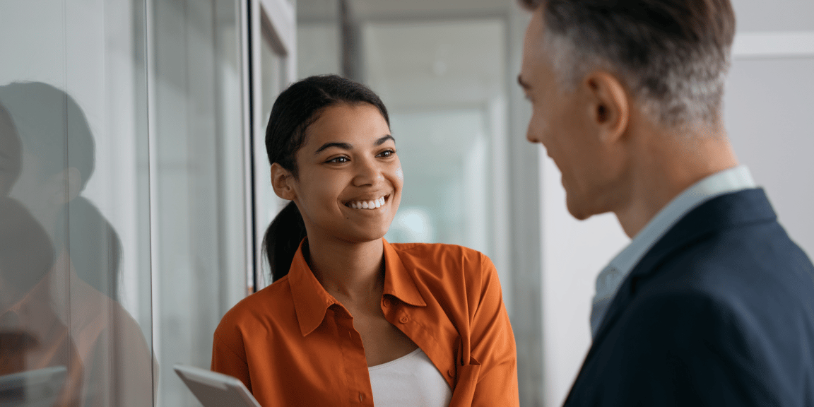 Sócio proprietário conversando com a nova sócia da sua empresa.