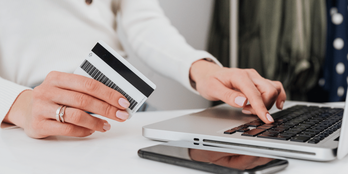 Como conseguir um cartão de crédito com score baixo? Conheça as possibilidades. | Foto: Karolina Grabowsk/Pexels.