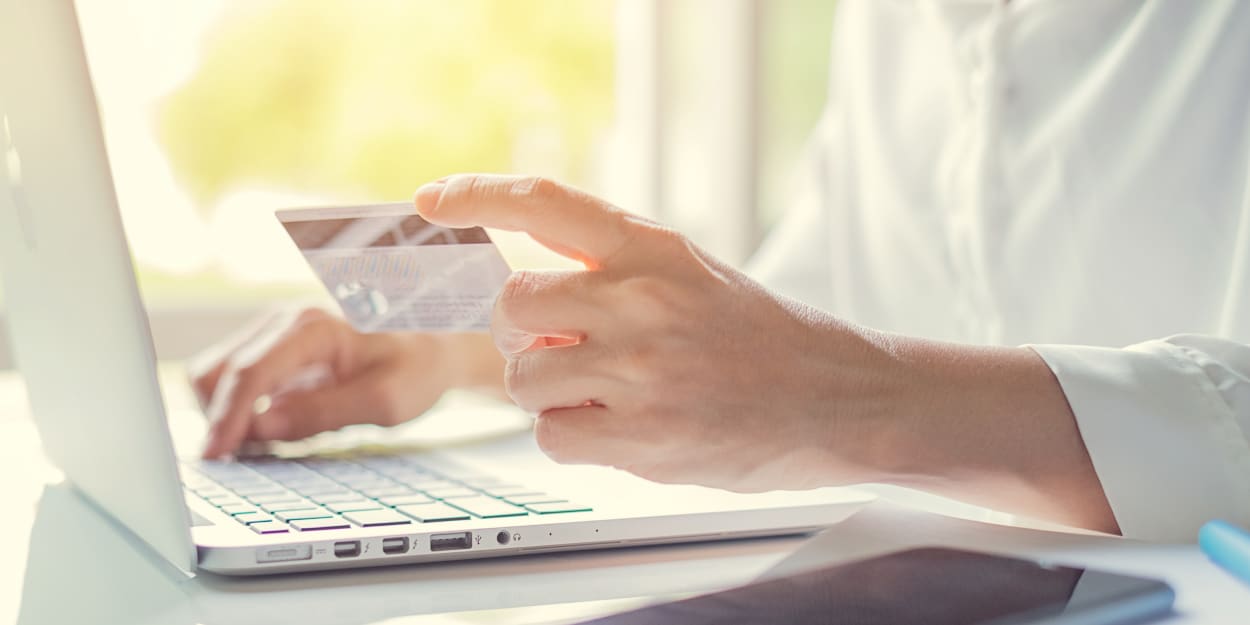 Cartão corporativo para funcionários: conheça as vantagens e saiba como contratar