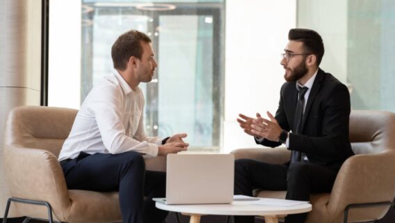 Solicitação de reajuste de contrato de prestação de serviços: como fazer + modelo pronto