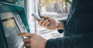Como sacar dinheiro do cartão de crédito? Vale mesmo a pena?