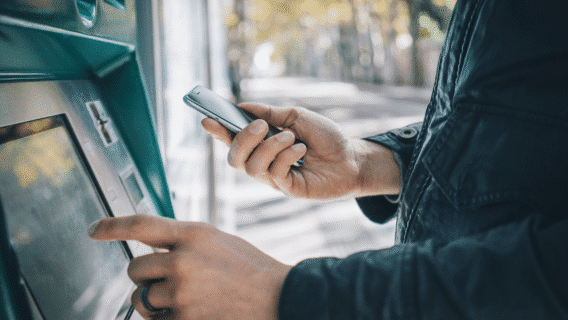 Como sacar dinheiro do cartão de crédito? Vale mesmo a pena?