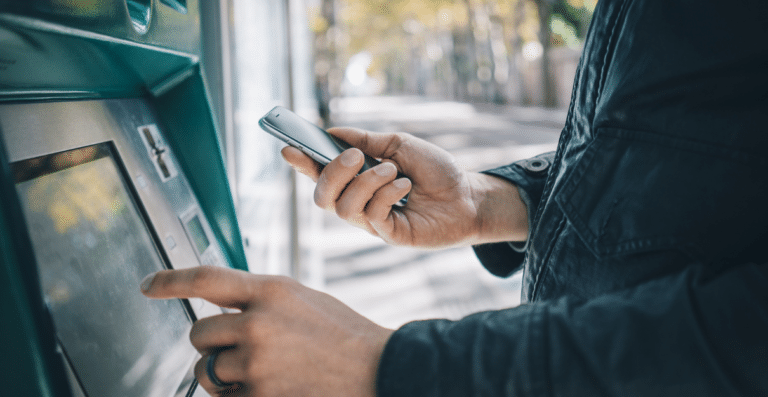 Como sacar dinheiro do cartão de crédito? Vale mesmo a pena?