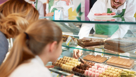 14 dicas práticas para montar uma vitrine de doces atrativa