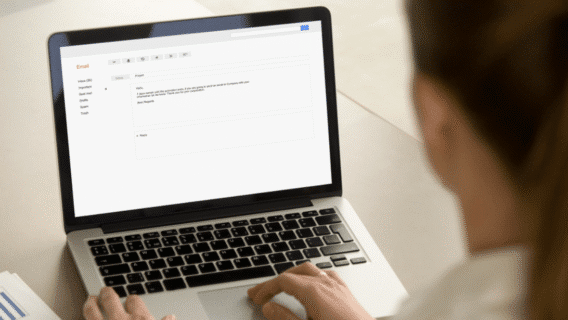 Como escrever um e-mail cobrando um cliente: confira dicas e modelos de mensagens