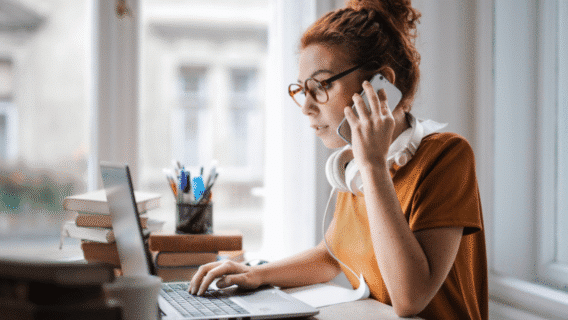 Como cobrar clientes inadimplentes por telefone: confira estratégias e exemplos de abordagens