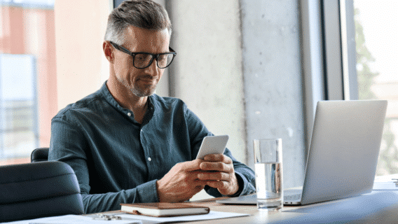 Como fazer cobrança por mensagem de celular: passo a passo e boas práticas 