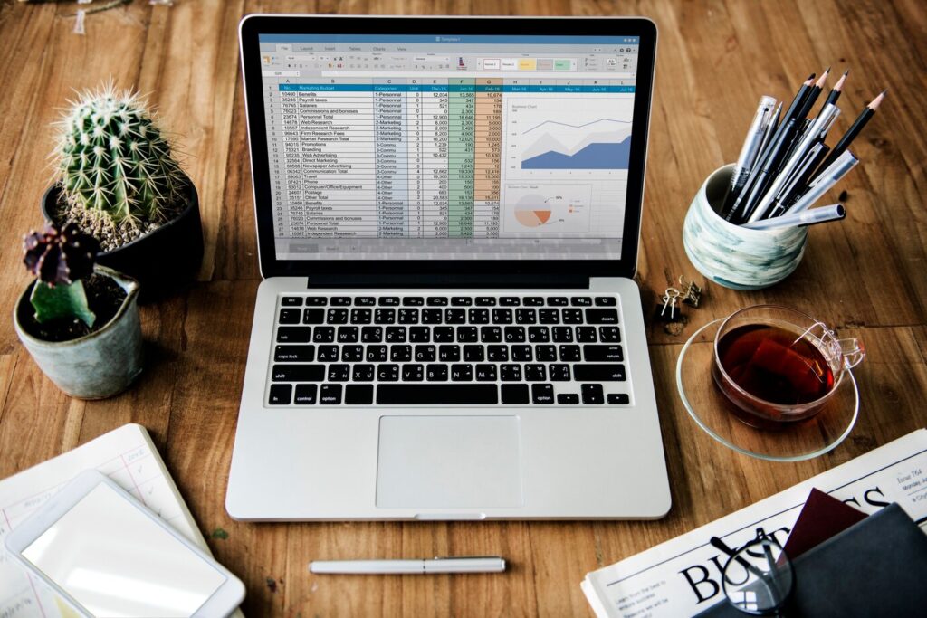 Uma cena de planejamento de negócios, com calendários, gráficos de vendas e listas de estoque.