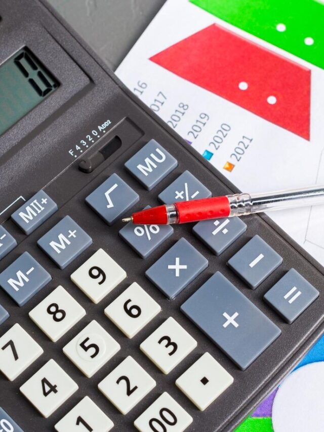 Uma calculadora e documentos financeiros, simbolizando o processo de cálculo.