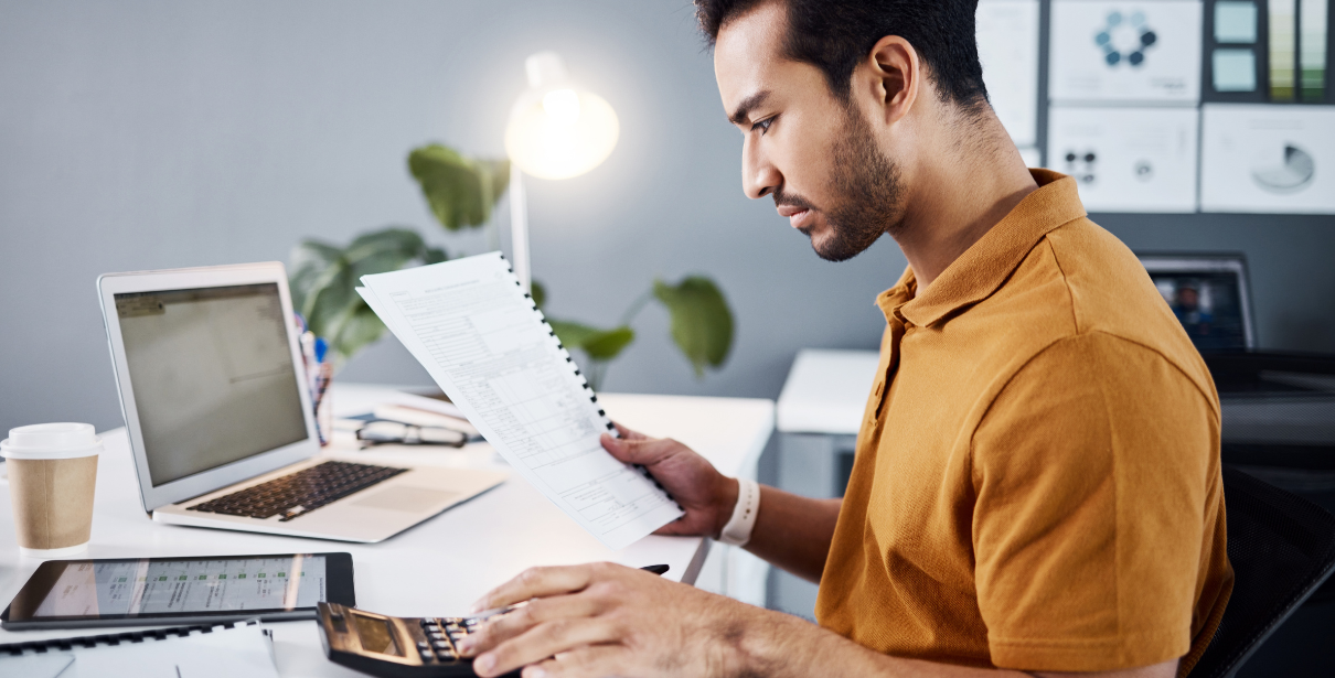 empresário analisando relatórios de capital de giro