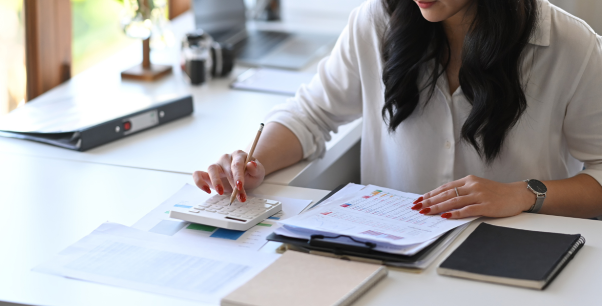 mulher empresária fazendo contas para entender quando solicitar capital de giro