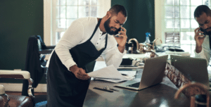 homem empreendedor falando ao telefone resolvendo imprevistos da empresa