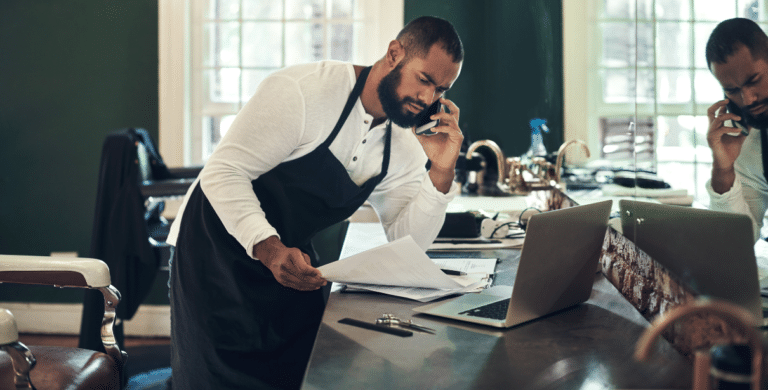 homem empreendedor falando ao telefone resolvendo imprevistos da empresa