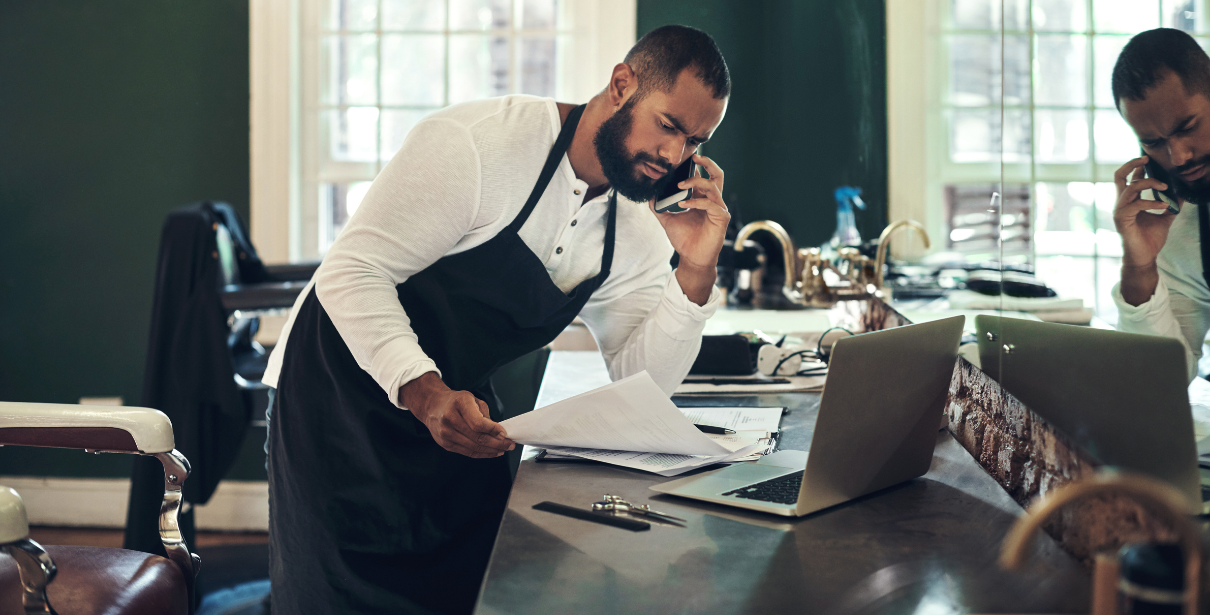 homem empreendedor falando ao telefone resolvendo imprevistos da empresa