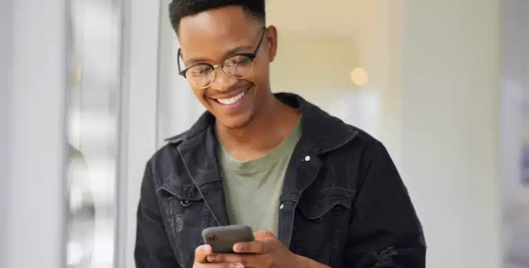 Pessoa efetua pagamento com cartão em uma maquinha, em imagem que ilustra artigo sobre anuidade de cartão de crédito.