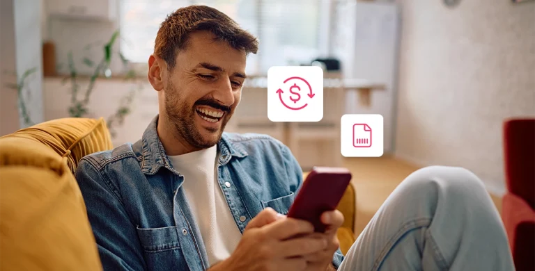 Homem sorri enquanto utiliza um celular, em fotomontagem com ícones financeiros que ilustra artigo sobre taxa de antecipação e CET (Custo Efetivo Total).