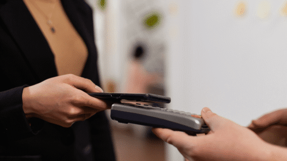 Como receber de clientes: tudo sobre os principais meios de pagamento para o seu negócio