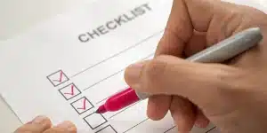 Pessoa marcando um checklist, em imagem que ilustra artigo sobre como abrir CNPJ ME sem erros