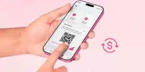 Pessoa acessando um QR Code Pix pelo celular no app da Cora, em imagem que ilustra artigo sobre recebimento em Pix.