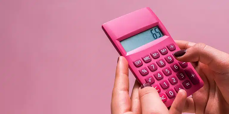 Imagem de mãos de uma pessoa utilizando uma calculadora para ilustrar artigo sobre a contribuição previdenciária do empresário.