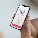 Pessoa segura celular com o qual acabou de gerar um boleto bancário, em artigo sobre como gerar boletos gratuitos ou com menor taxa.