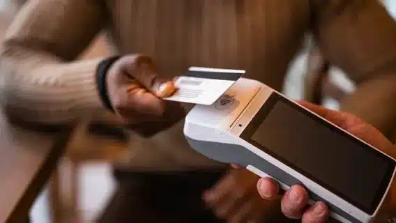 Cartão PJ para equipes externas: como funciona o controle e reembolsos de colaboradores